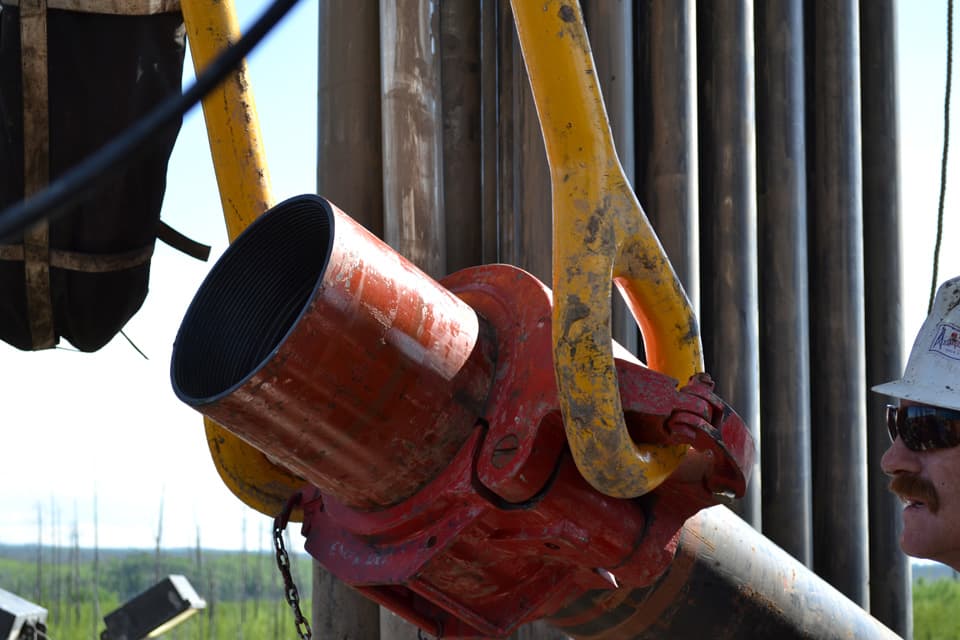 Threaded casing pipe end being lifted